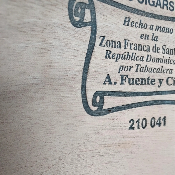 Arturo Fuente EMPTY wooden cigar box, hand made in Dominican Republic - Picture 12 of 12